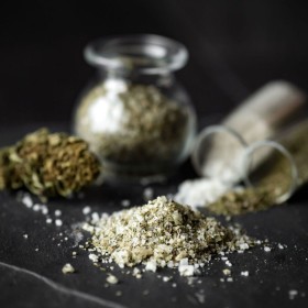 Fleur de sel aromatisée au chanvre Fleur de sel aromatisée au chanvre